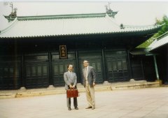 1992年4月访问东京大学，与日本符号学家池上嘉彦